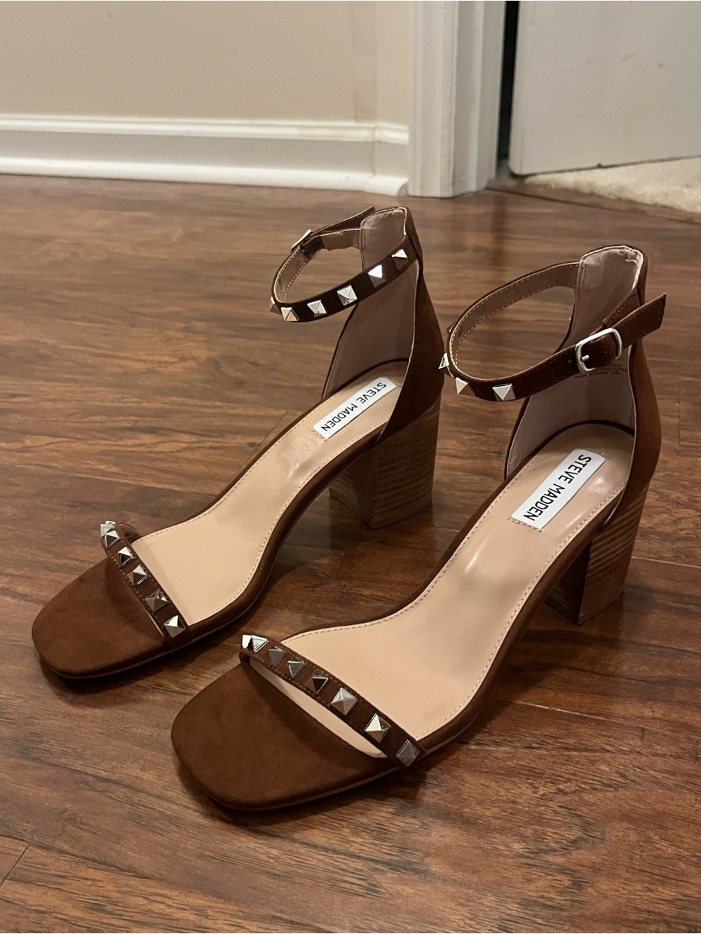 NWOB STEVE MADDEN Brown Faux Suede Studded Block Heeled Sandals - Sz 10M